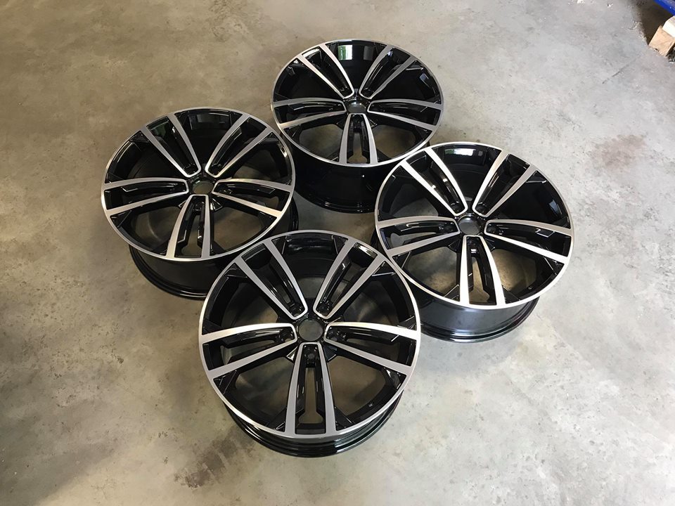 Model: VAG16 WT 18" 8J ET45 5x112 Gloss Black Machined - obrazek 4