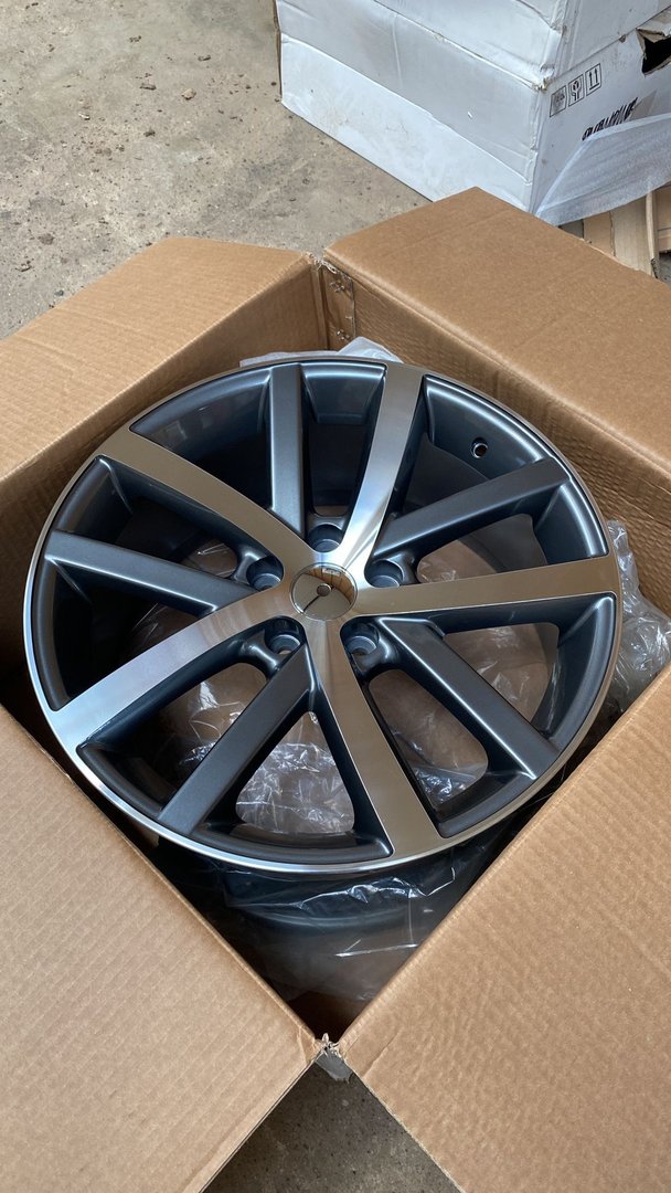 Model: W049 18" 8J ET42 5x112 Grey Machined Face / 1 sztuka - obrazek 4