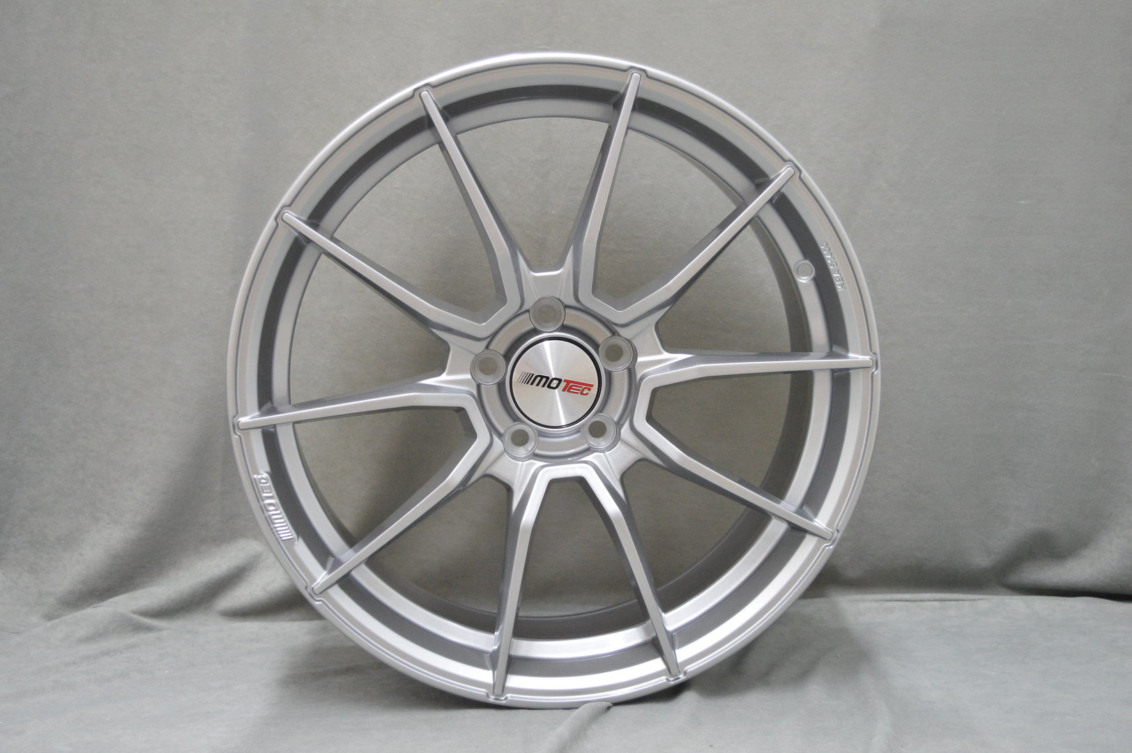 Motec Ultralight 20" 8J ET45 + 9J ET45 5x112 Light Grey - obrazek 2