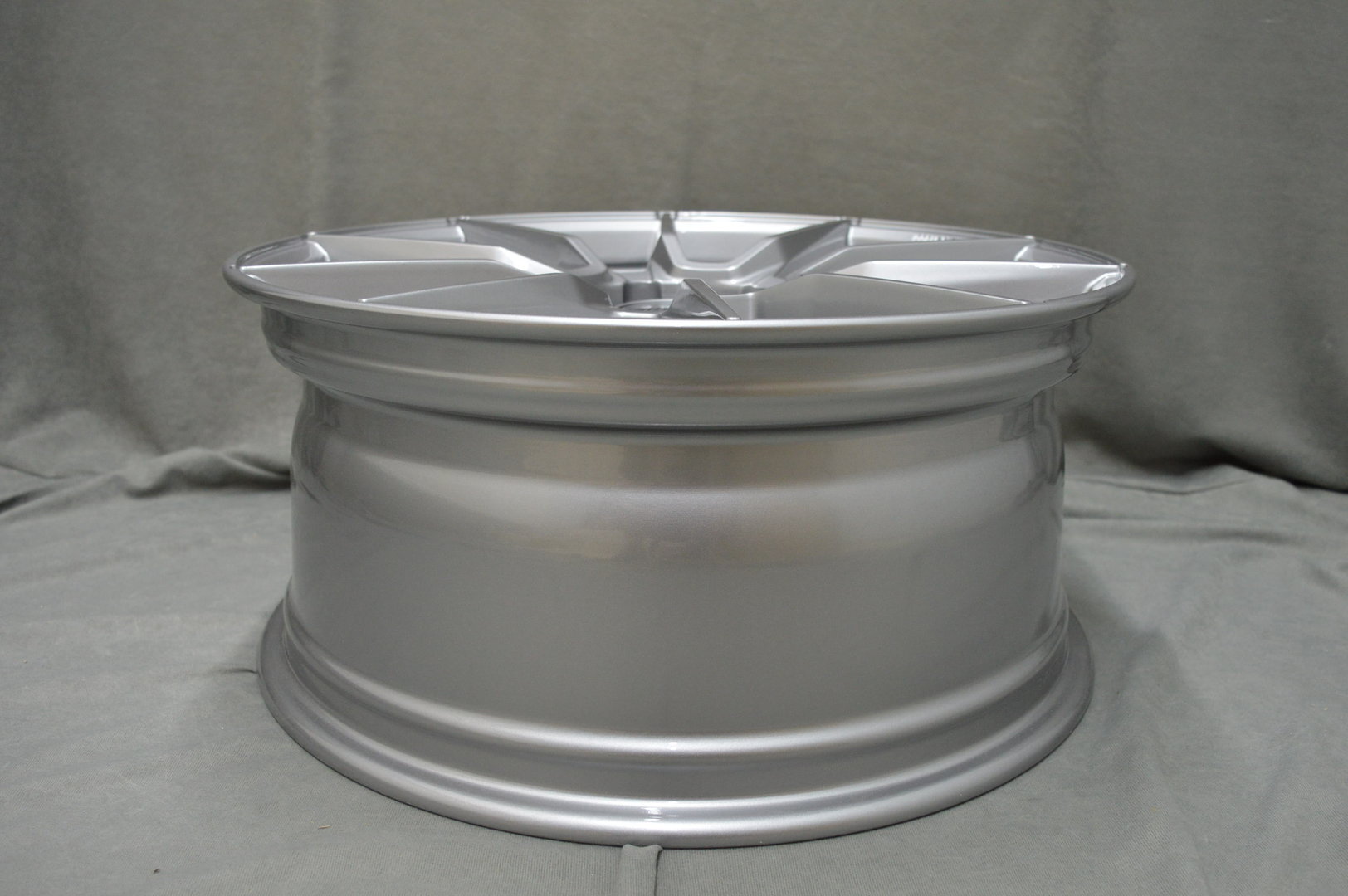 Motec Ultralight 20" 8J ET45 + 9J ET45 5x112 Light Grey - obrazek 8