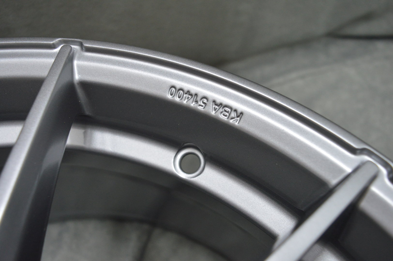 Motec Ultralight 20" 8J ET57 + 10J ET45 5x130 Light Grey - obrazek 6