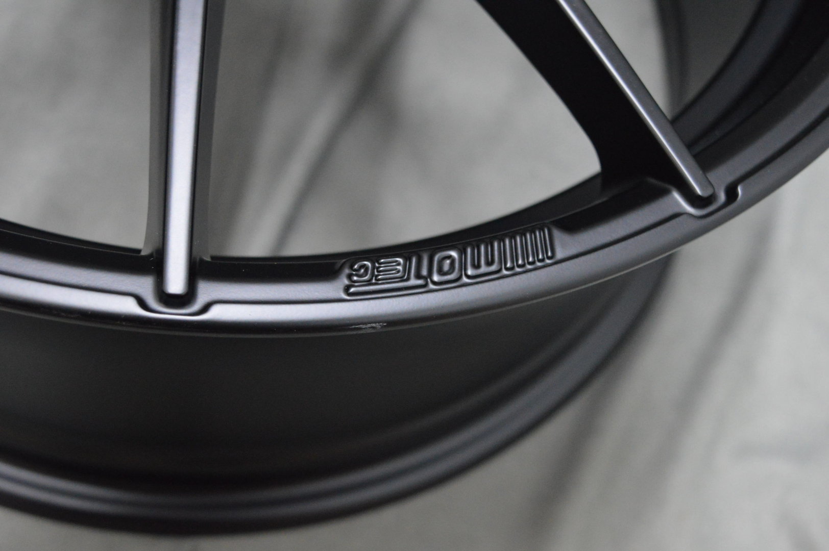 Motec Ultralight 20" 9J ET31 + 10J ET35 5x112 Flat Black - obrazek 6