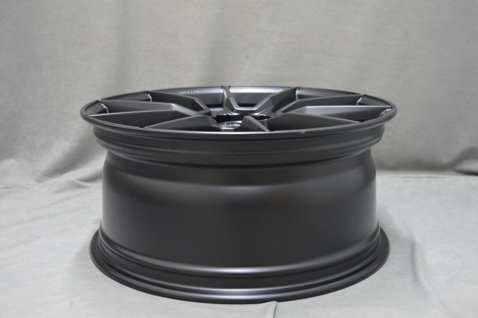 Motec Ultralight 20" 9J ET31 + 10J ET35 5x112 Flat Black - obrazek 9