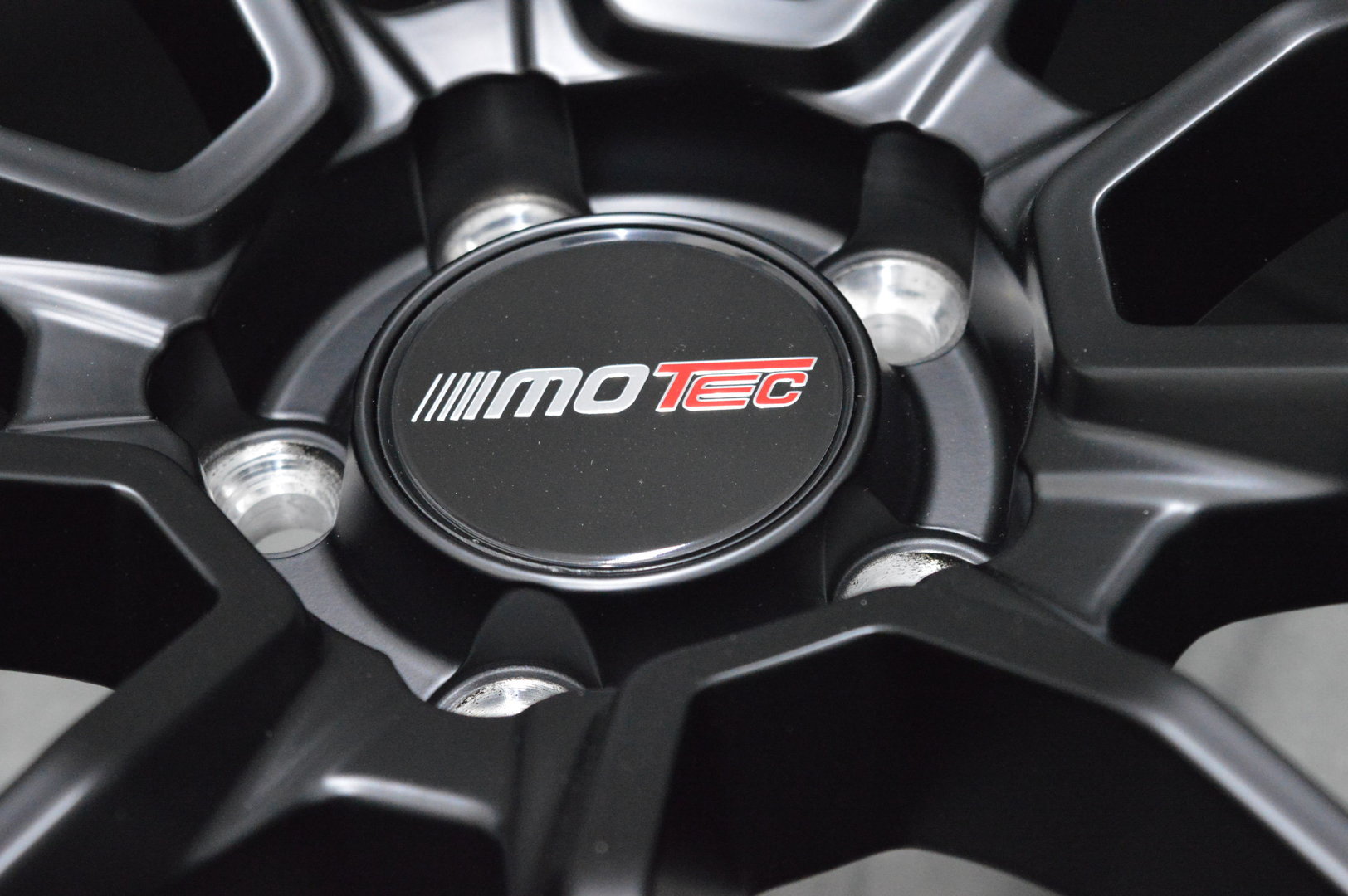 Motec Ultralight 20" 9J ET45 + 10J ET50 5x112 Flat Black - obrazek 8