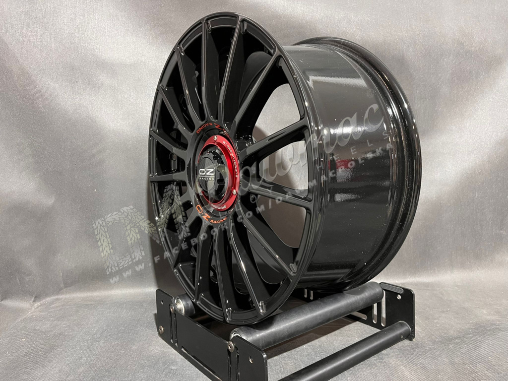 OZ Racing Superturismo Evoluzione 18" 8J ET48 5x112 Gloss Black - obrazek 4
