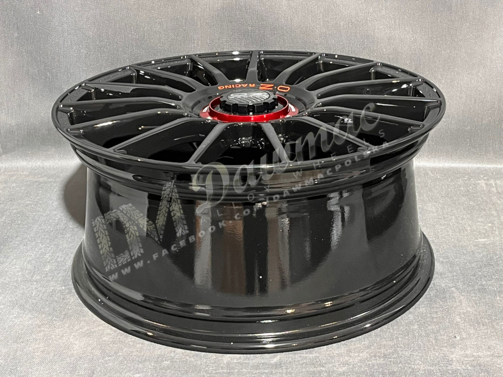OZ Racing Superturismo Evoluzione 18" 8J ET48 5x112 Gloss Black - obrazek 8