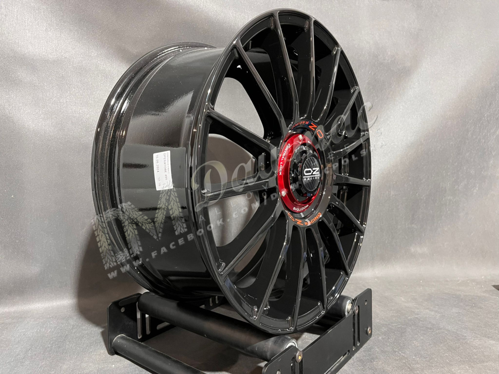 OZ Racing Superturismo Evoluzione 19" 8,5J ET30 5x112 Gloss Black - obrazek 3