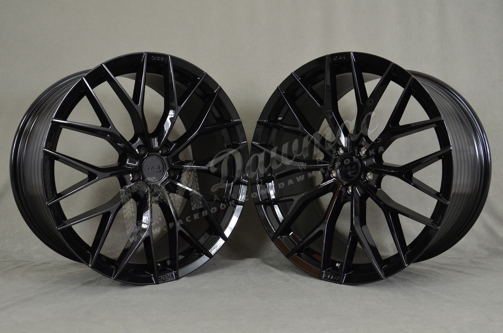 Quantum44 SFF2 21" 9,5J ET35 + 10,5J ET45 5x112 Platinum Black - obrazek 3