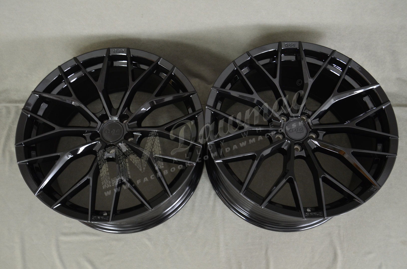 Quantum44 SFF2 21" 9,5J ET35 + 10,5J ET45 5x112 Platinum Black - obrazek 6