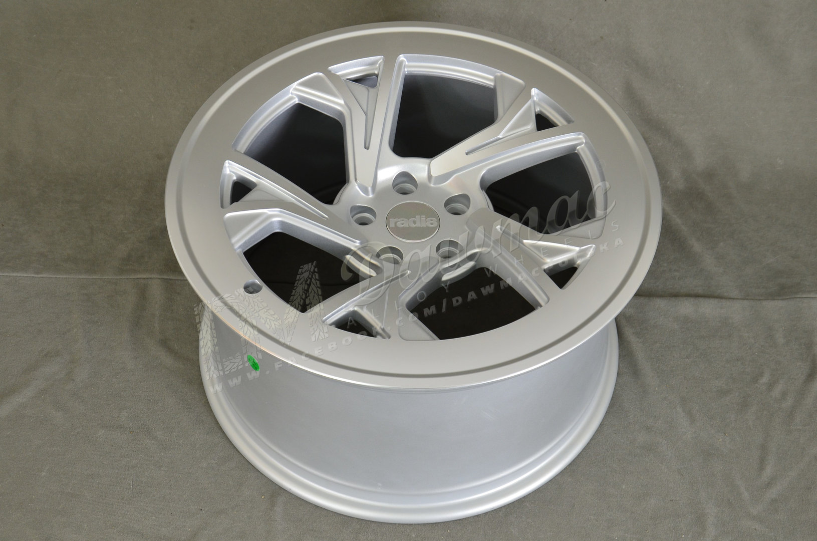 Radi8 R8-C5 18" 8,5J ET40 5x112 Matt Silver Machined Face - obrazek 5