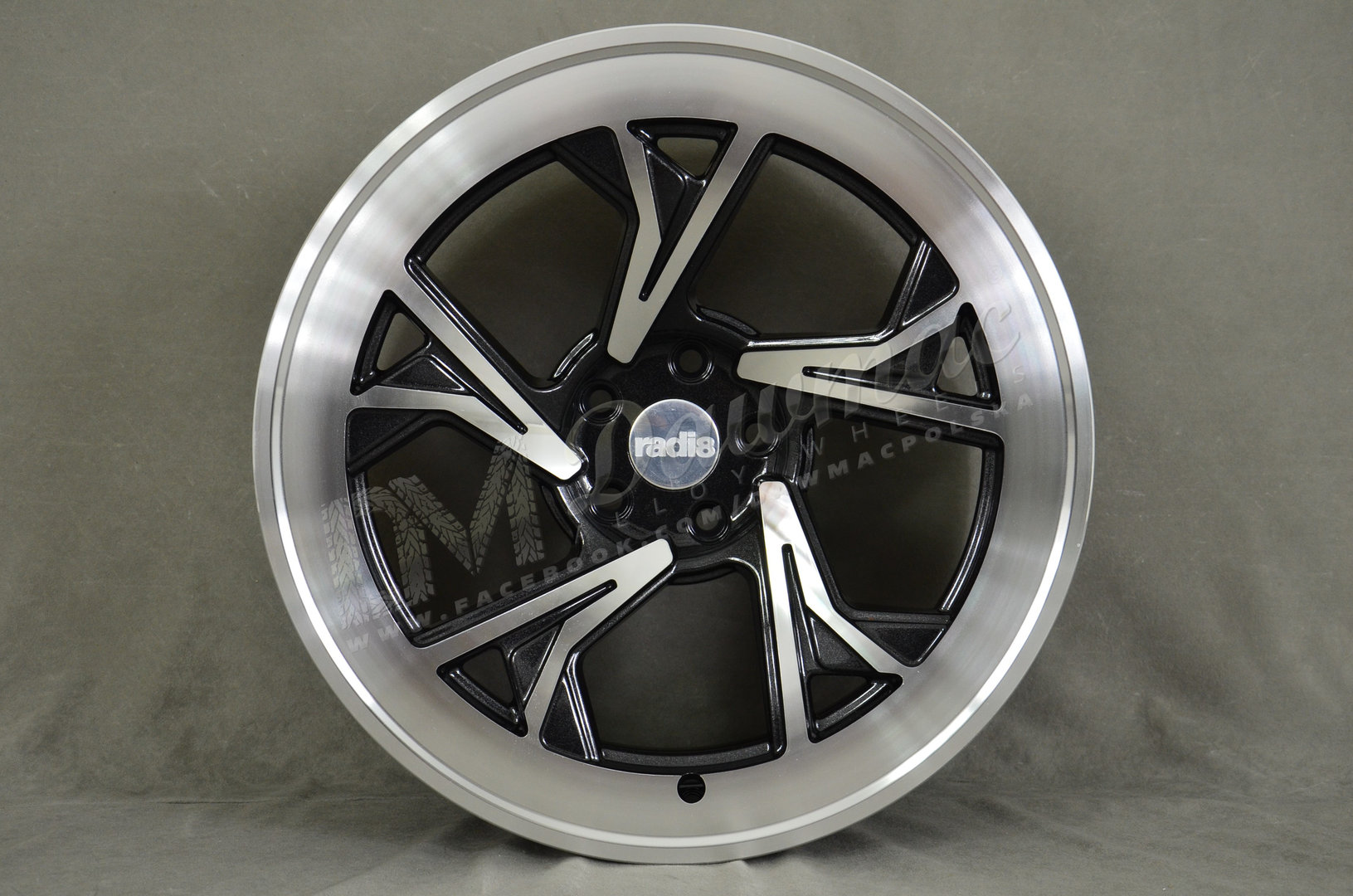 Radi8 R8-C5 18" 9,5J ET42 5x112 Gloss Black Machined Face - obrazek 2