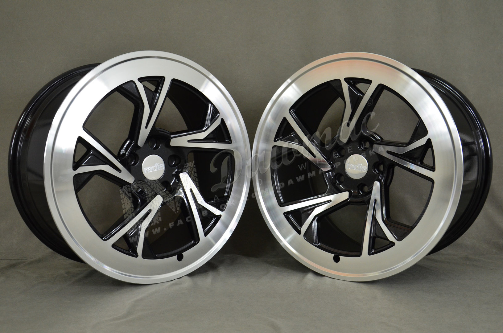 Radi8 R8-C5 19" 8,5J ET35 + 10J ET40 5x120 Gloss Black Machined Face - obrazek 3