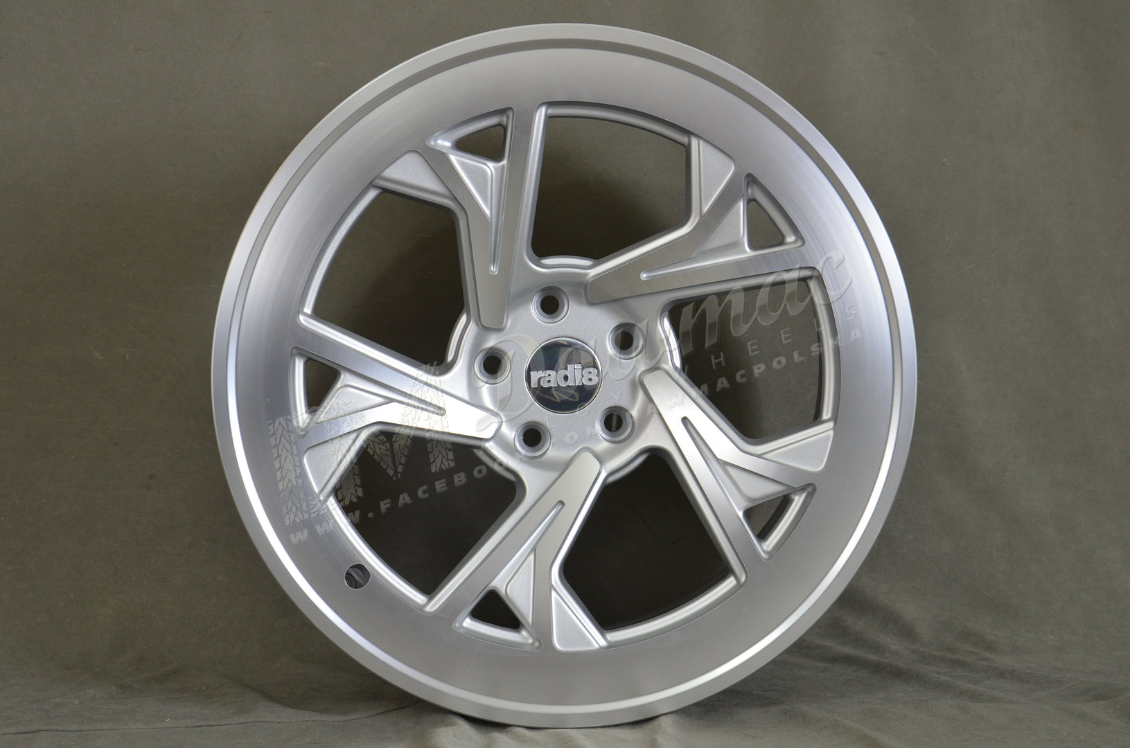 Radi8 R8-C5 19" 8,5J ET45 5x112 Matt Silver Machined Face - obrazek 2