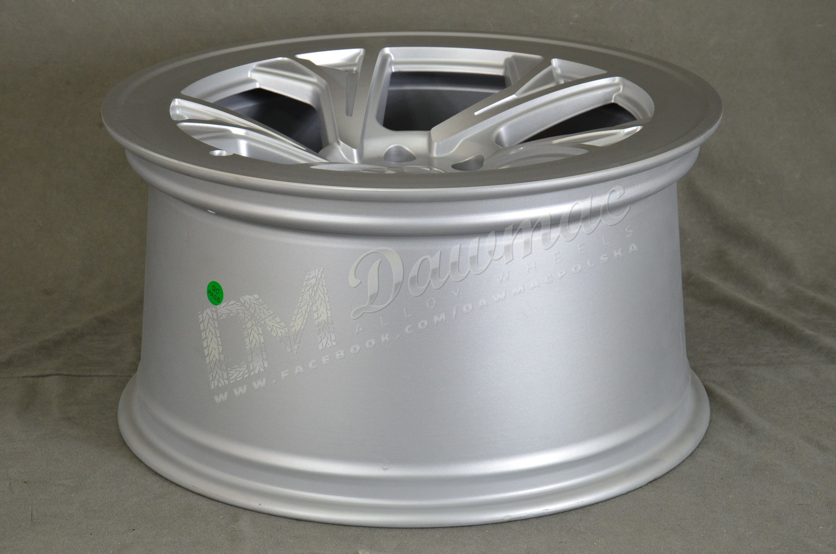 Radi8 R8-C5 19" 8,5J ET45 5x112 Matt Silver Machined Face - obrazek 7