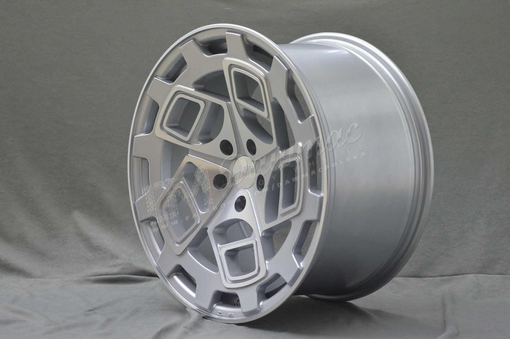 Radi8 R8-CM9 18" 8,5J ET42 + 9,5J ET42 5x112 Matt Silver Machined Face - obrazek 4