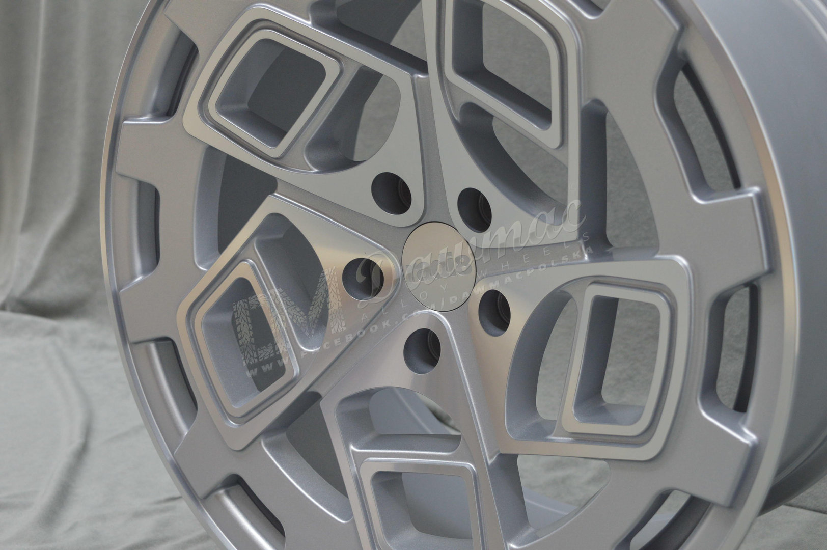 Radi8 R8-CM9 18" 9,5J ET42 5x112 Matt Silver Machined Face - obrazek 3