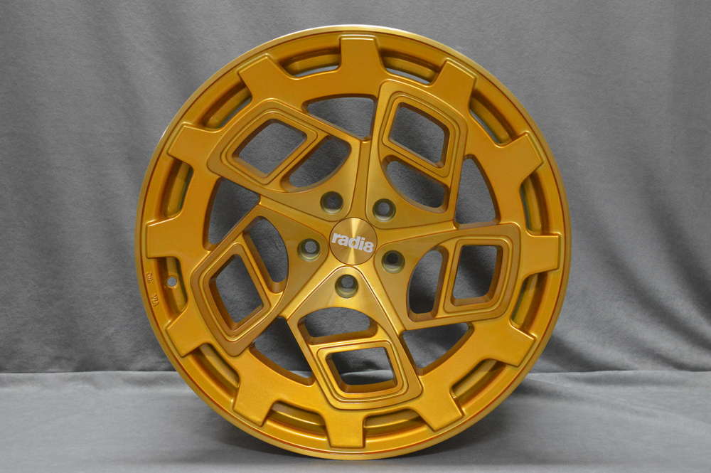 Radi8 R8-CM9 19" 8,5J ET45 + 10J ET42 5x112 Brushed Gold