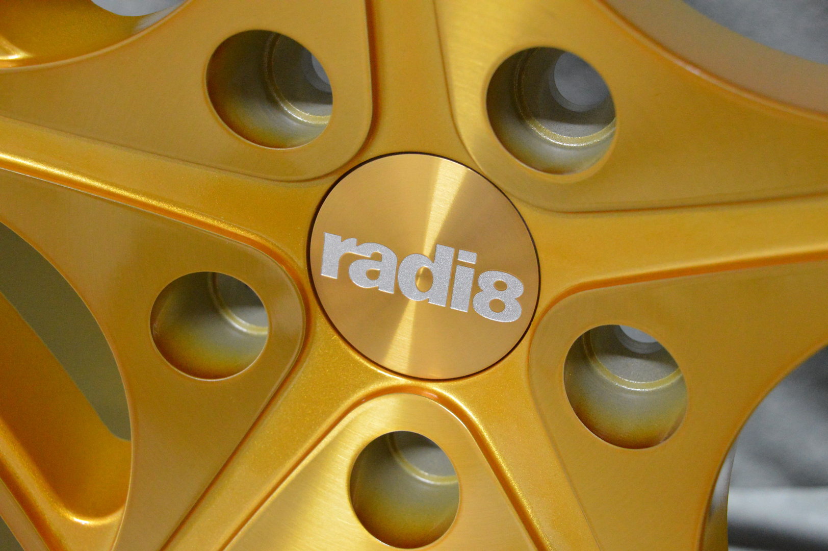 Radi8 R8-CM9 19" 8,5J ET45 + 10J ET42 5x112 Brushed Gold - obrazek 3