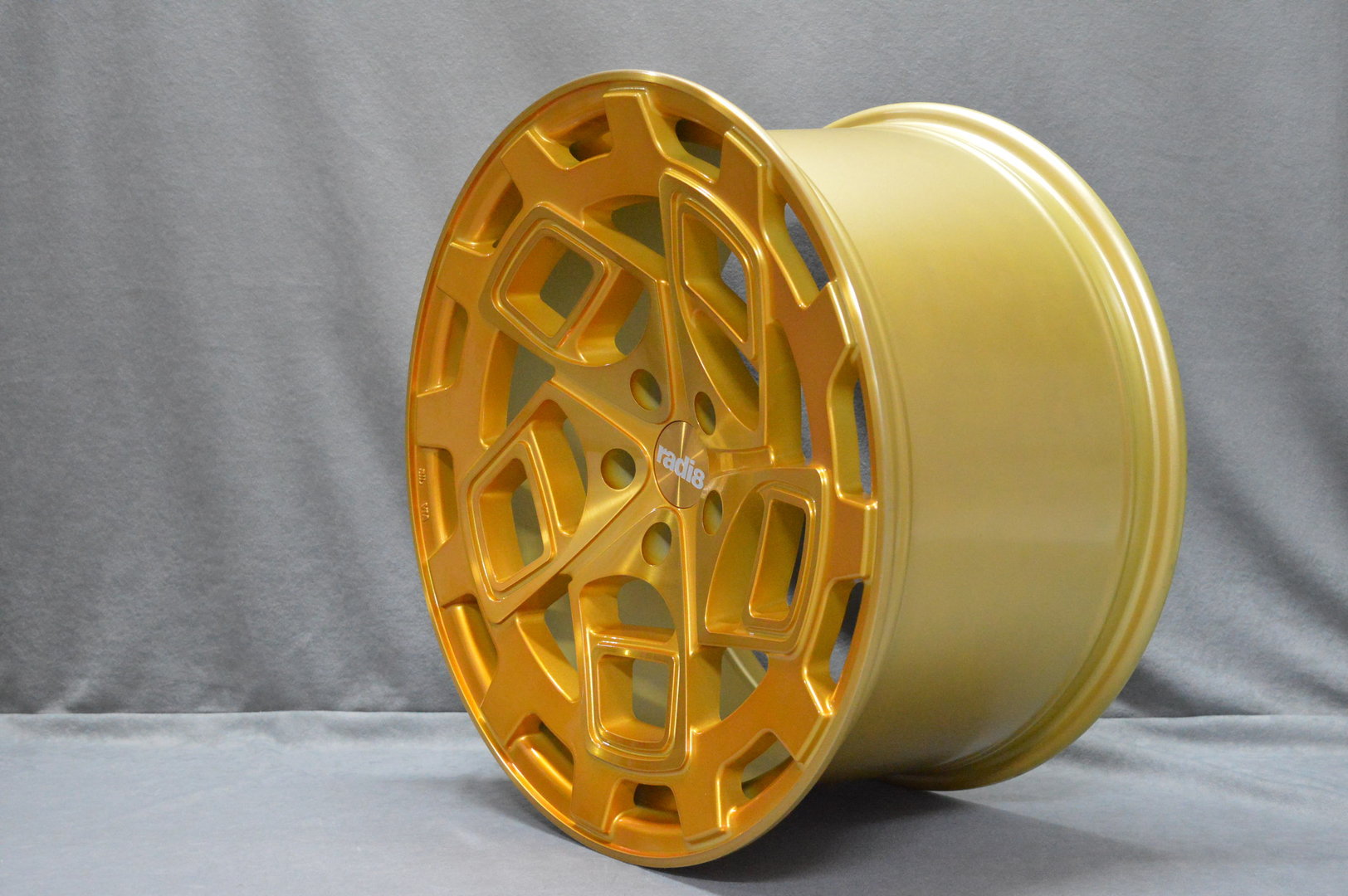 Radi8 R8-CM9 19" 8,5J ET45 + 10J ET42 5x112 Brushed Gold - obrazek 4