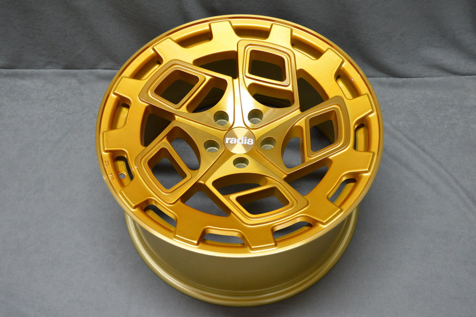 Radi8 R8-CM9 19" 8,5J ET45 + 10J ET42 5x112 Brushed Gold - obrazek 6