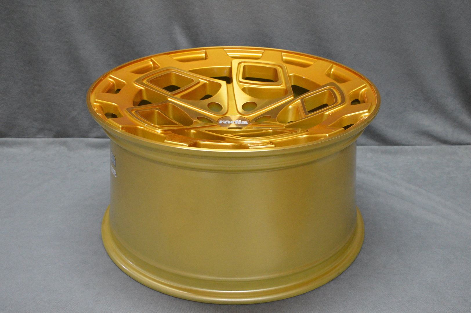 Radi8 R8-CM9 19" 8,5J ET45 + 10J ET42 5x112 Brushed Gold - obrazek 7