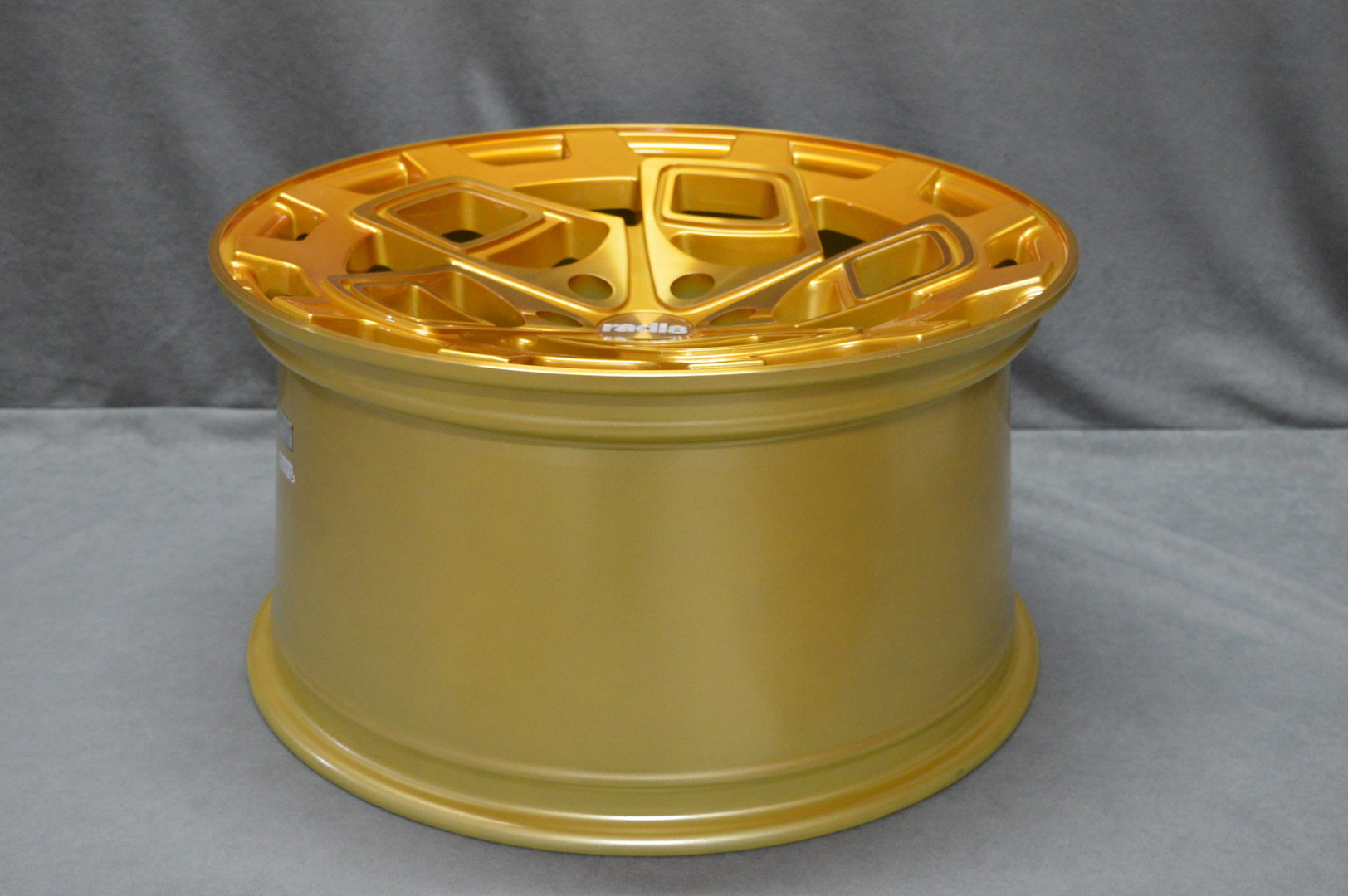 Radi8 R8-CM9 19" 8,5J ET45 + 10J ET42 5x112 Brushed Gold - obrazek 8