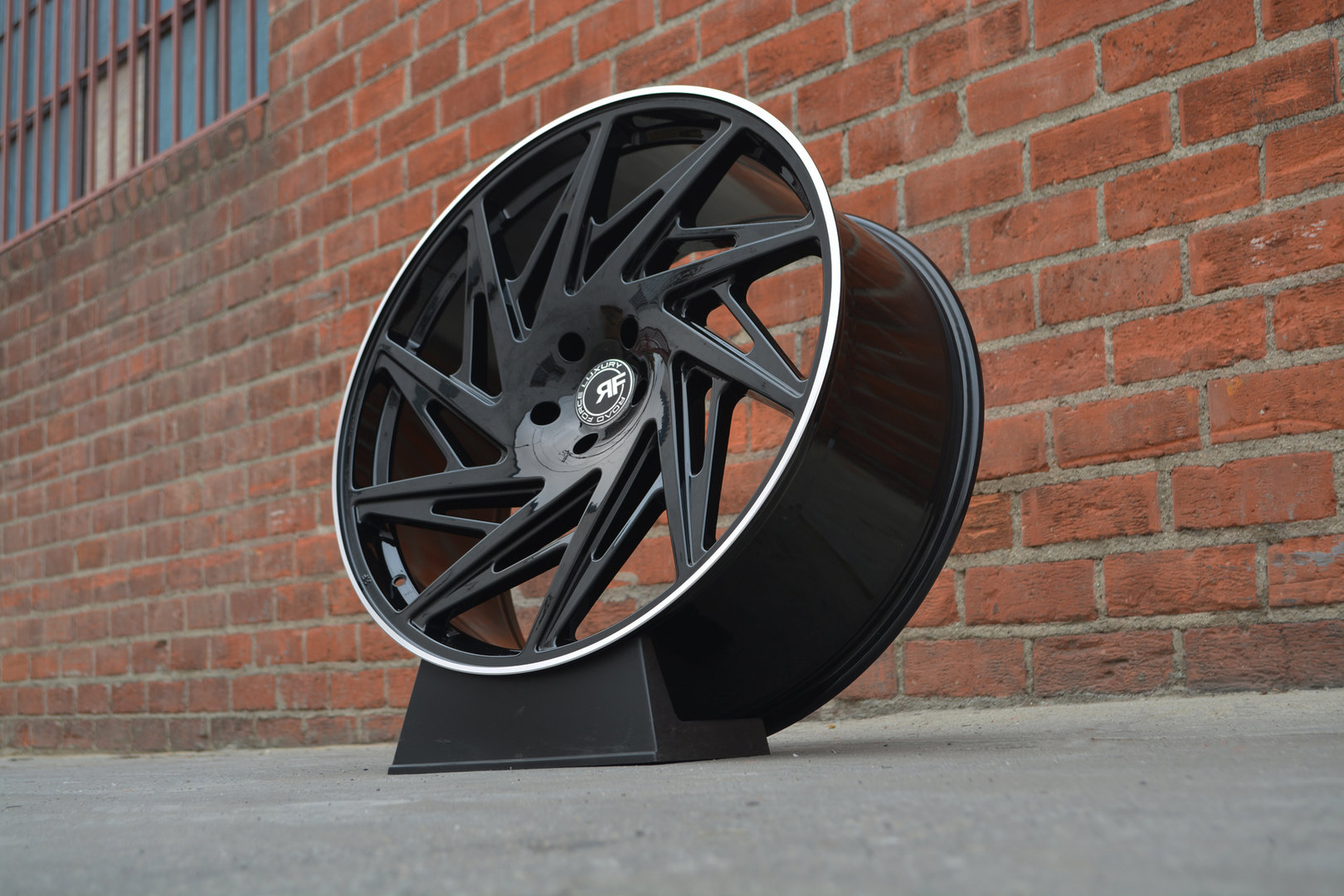 Road Force RF25 24" 10J ET32 5x120 Black/Machine Lip - obrazek 3