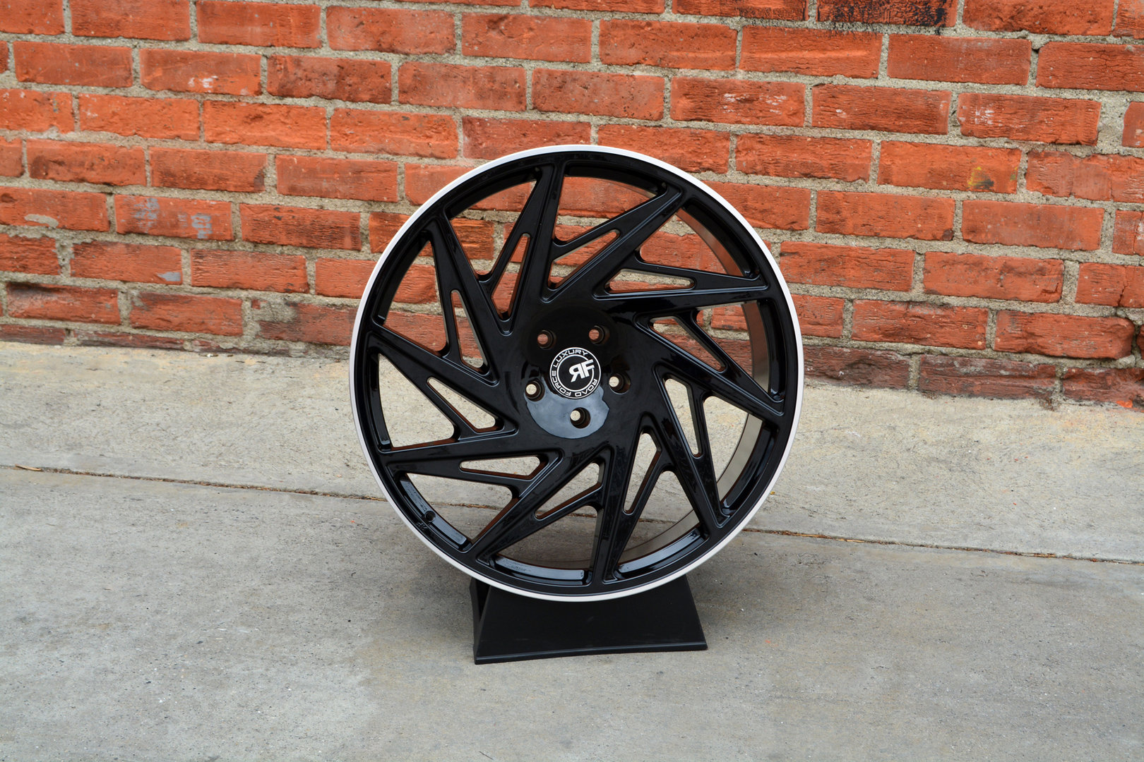 Road Force RF25 24" 10J ET32 5x120 Black/Machine Lip - obrazek 4