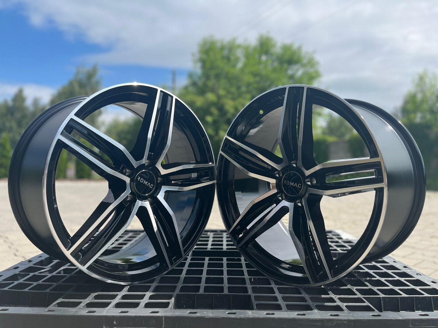 Romac Venom 19" 8.5J ET45 + 9.5J ET45 5x112 Gloss Black Polished Face - obrazek 3