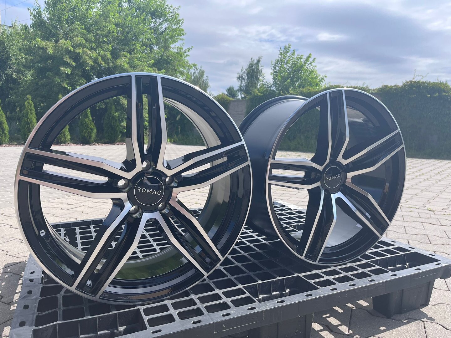 Romac Venom 19" 8.5J ET45 + 9.5J ET45 5x112 Gloss Black Polished Face - obrazek 4