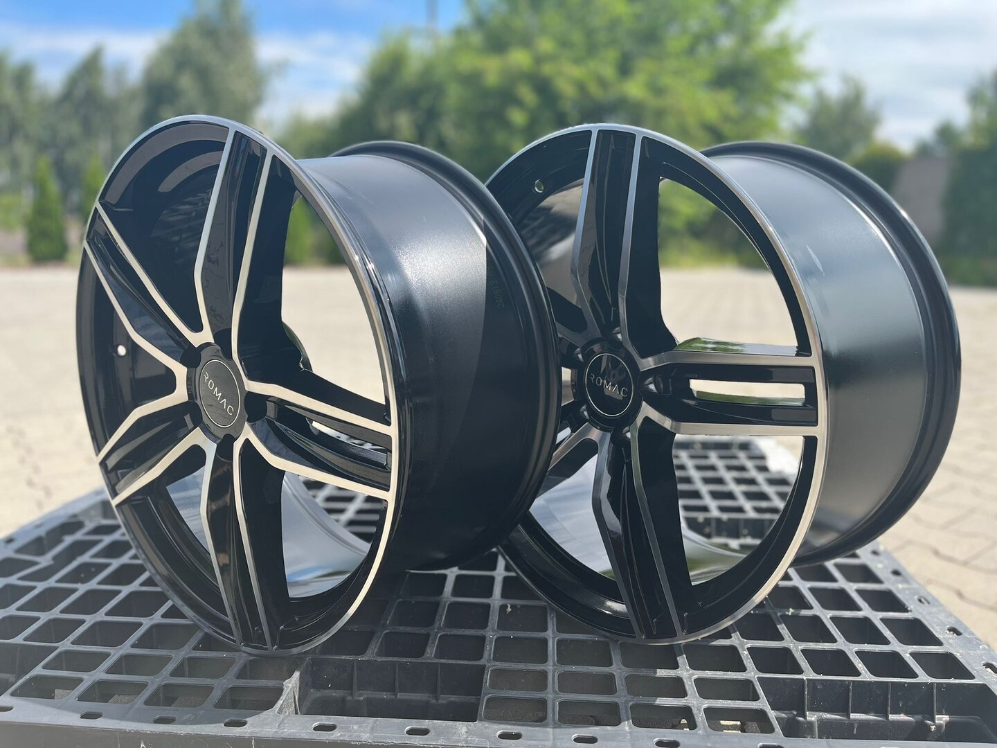 Romac Venom 19" 8.5J ET45 + 9.5J ET45 5x112 Gloss Black Polished Face - obrazek 9