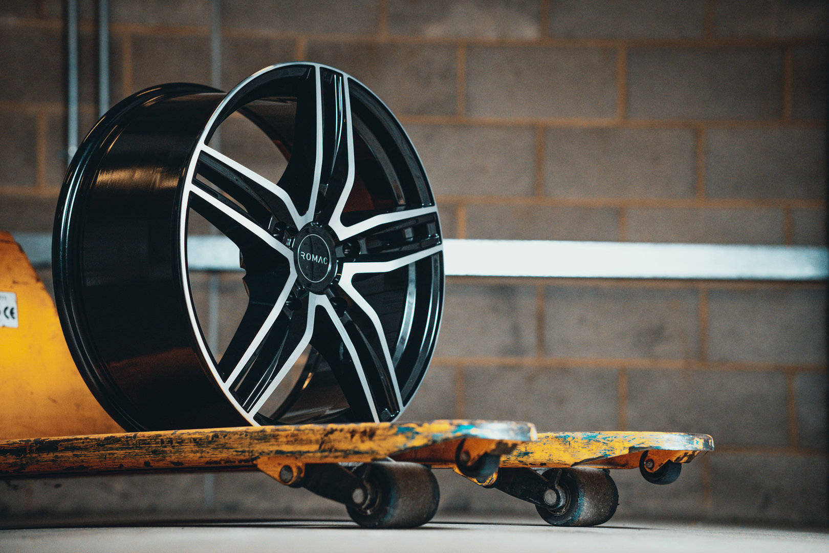 Romac Venom 20" 8.5J ET52 5x160 Gloss Black Polished Face - obrazek 6