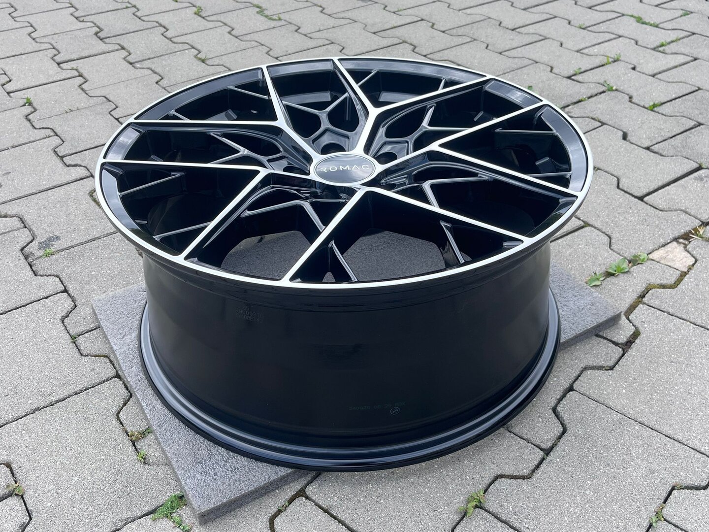 Romac Vortex 19" 8J ET42 5x108 Gloss Black Polish - obrazek 6