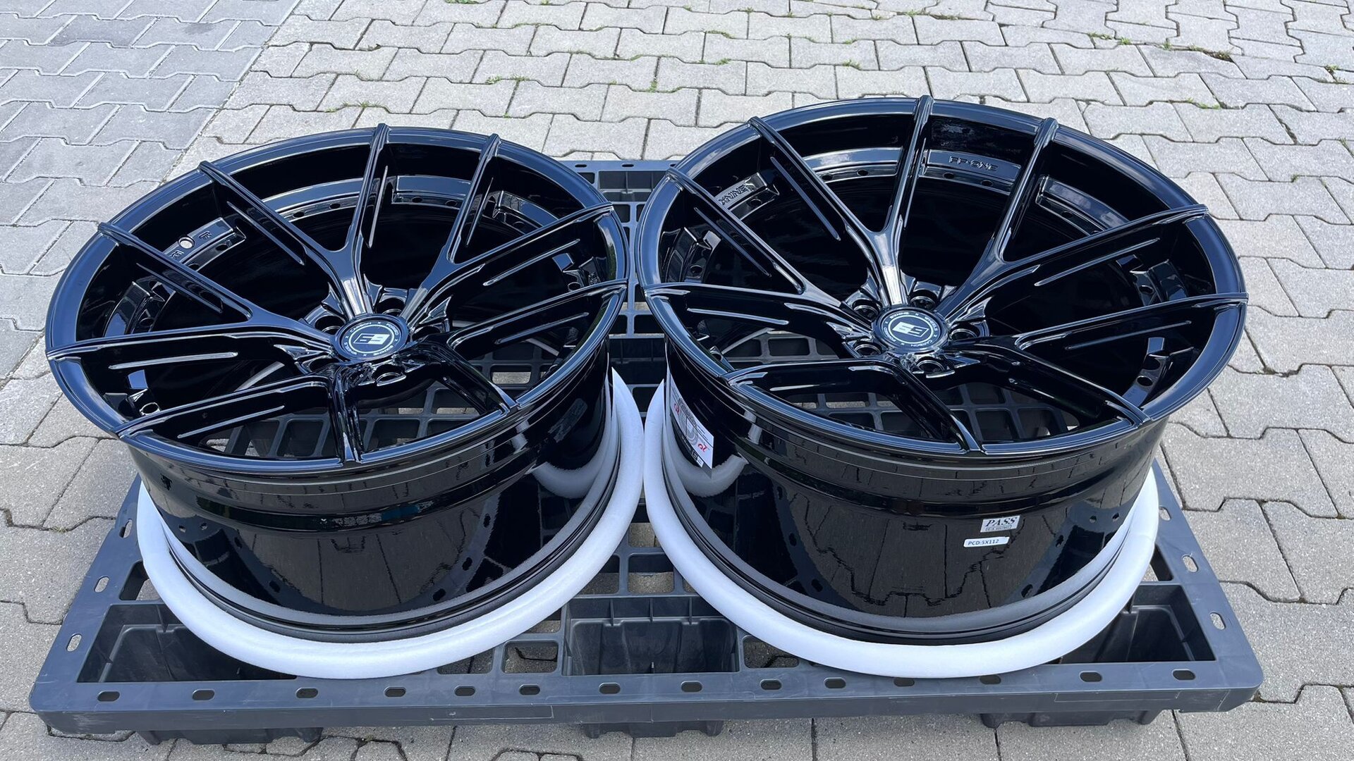 SIXNINE WHEELS FF-ONE 20" 10,5J ET15 + 21" 11,5J ET17 5x112 Glossy Black - obrazek 7