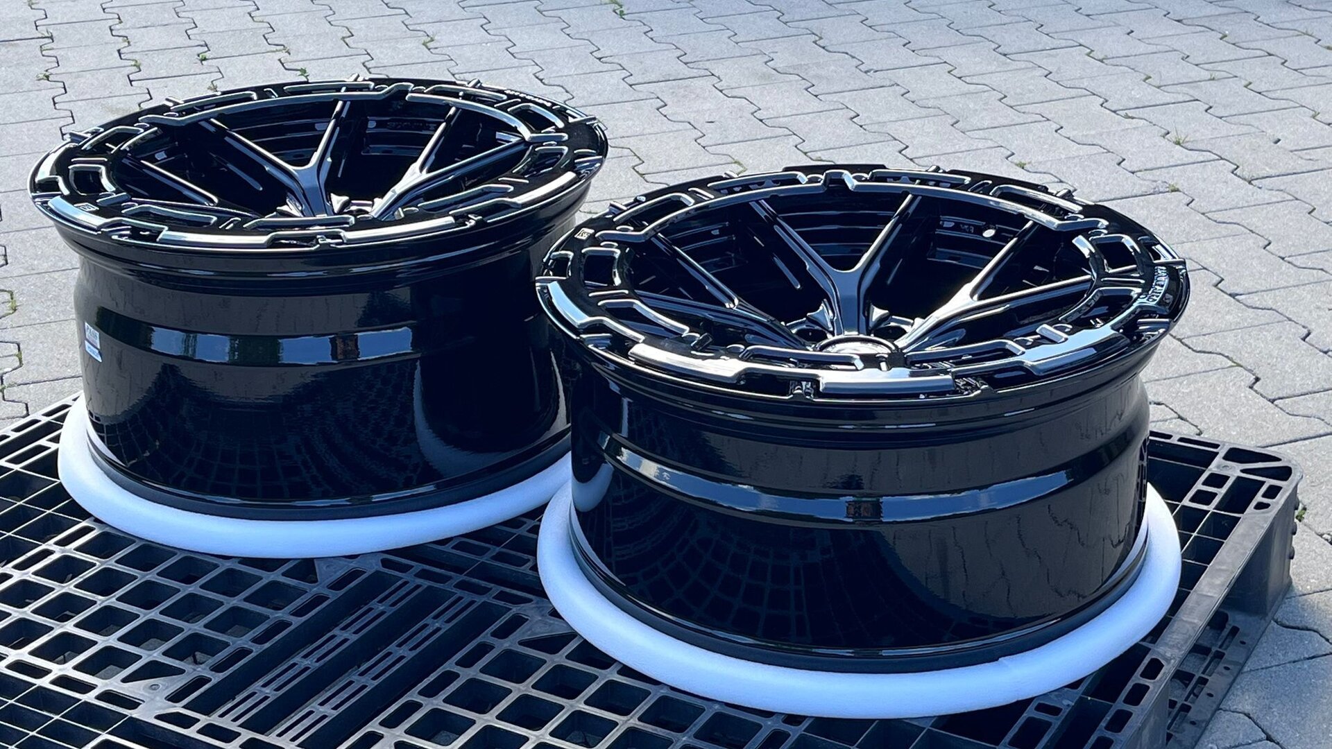 SIXNINE WHEELS FF-ONE 20" 9,5J ET20 + 10,5J ET35 5x120 Glossy Black - obrazek 4