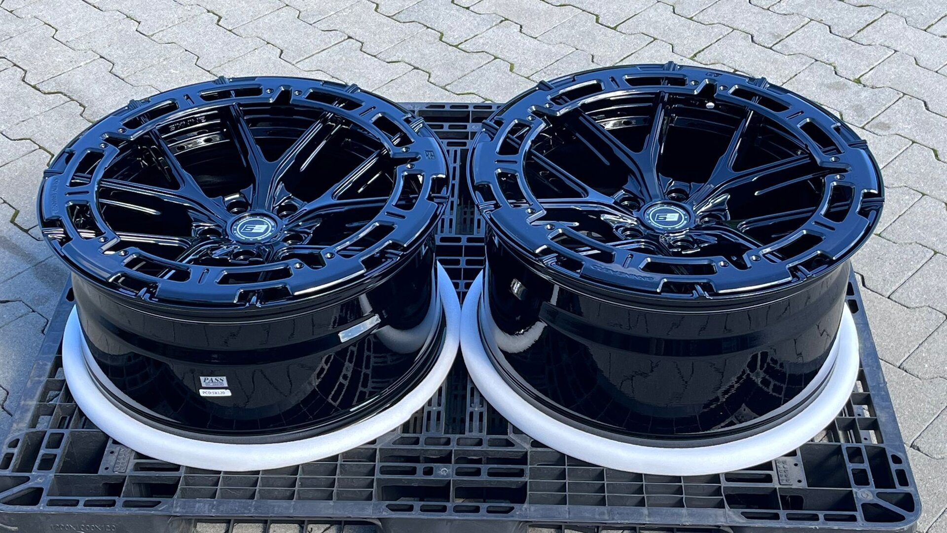 SIXNINE WHEELS FF-ONE 20" 9,5J ET20 + 10,5J ET35 5x120 Glossy Black - obrazek 6