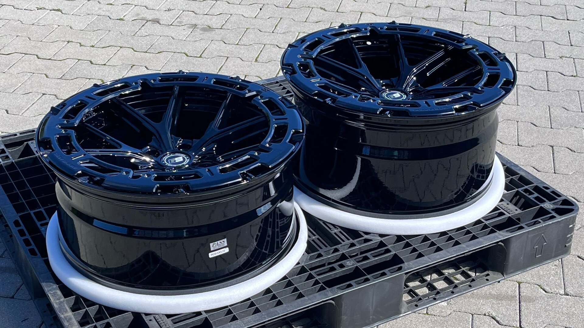 SIXNINE WHEELS FF-ONE 20" 9,5J ET20 + 10,5J ET35 5x120 Glossy Black - obrazek 7