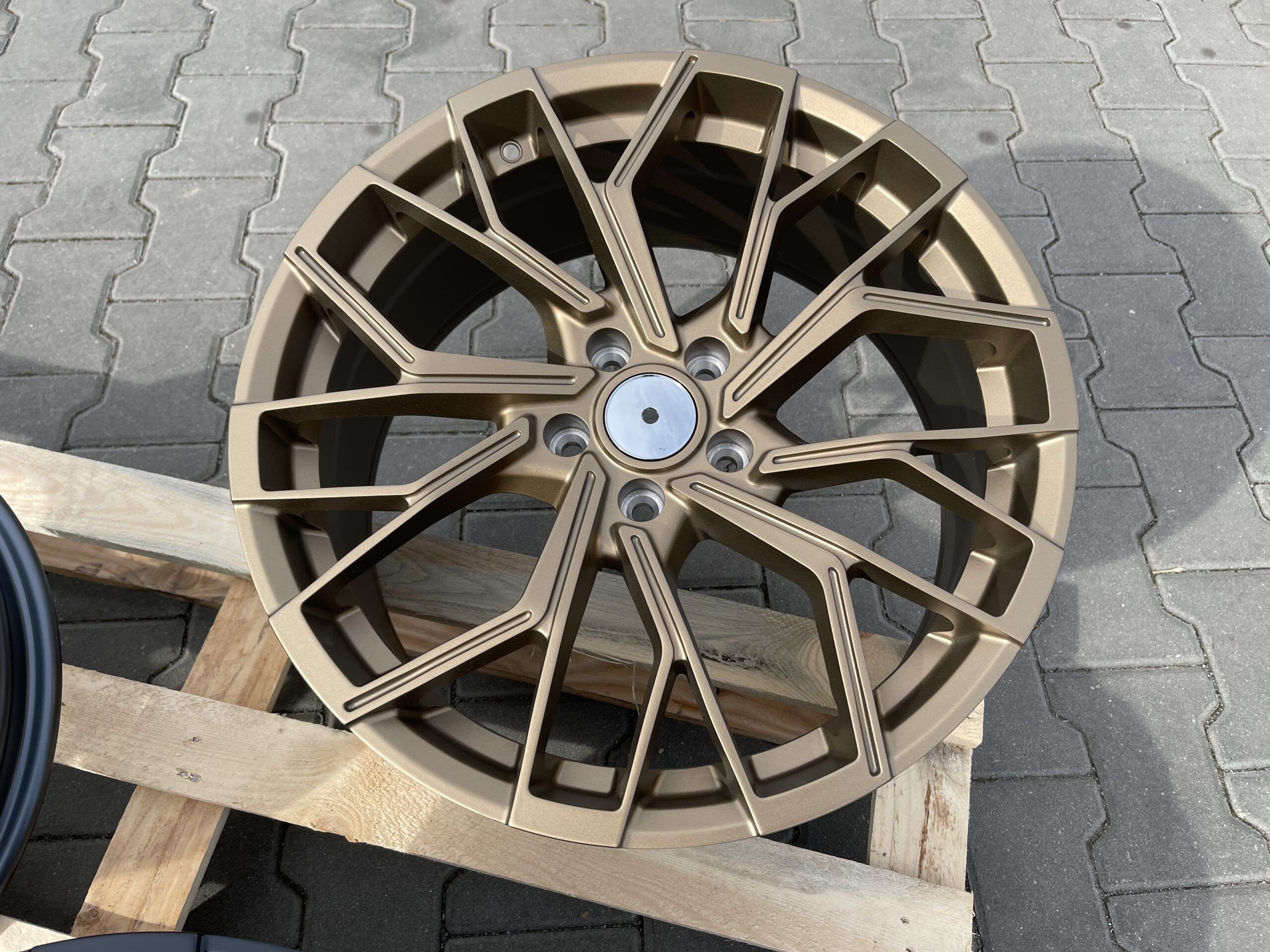 Carbonado HELIX 19" 8.5J ET45 5x112 Satin Noble Bronze - obrazek 3