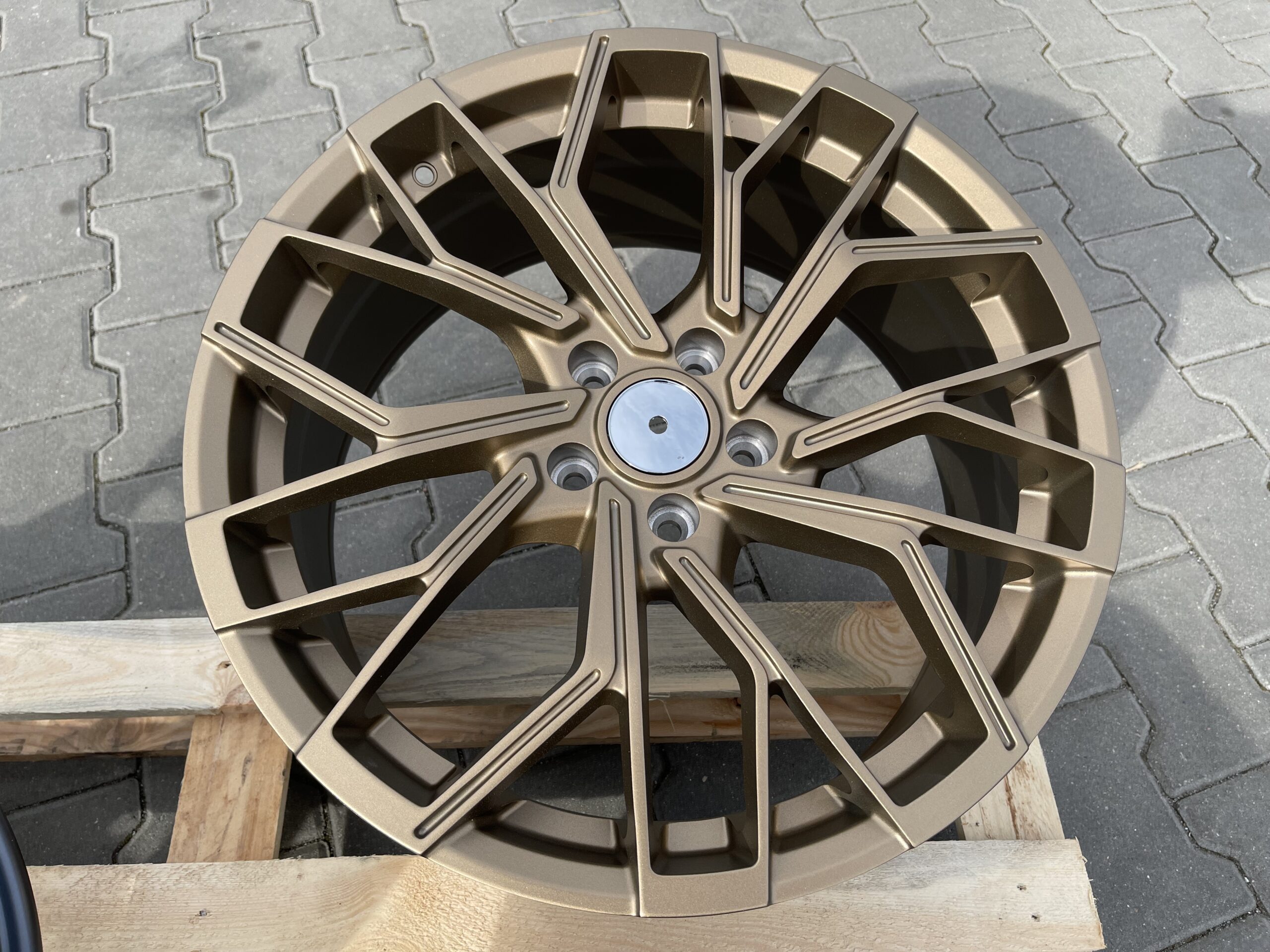 Carbonado HELIX 19" 8.5J ET45 5x112 Satin Noble Bronze - obrazek 2