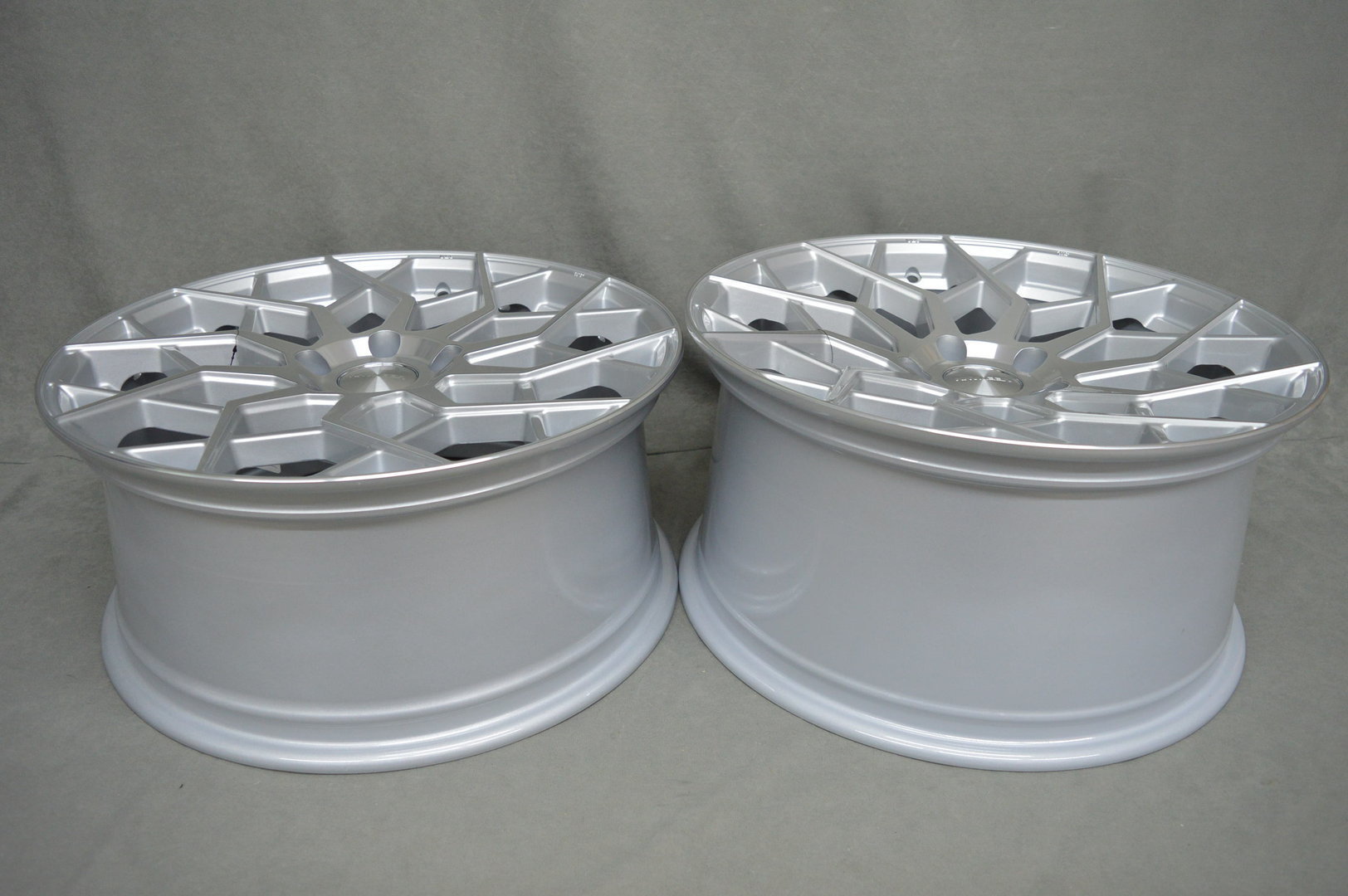 Veemann V-FS42 21" 9J ET32 + 10,5J ET43 5x112 Silver Machined - obrazek 6