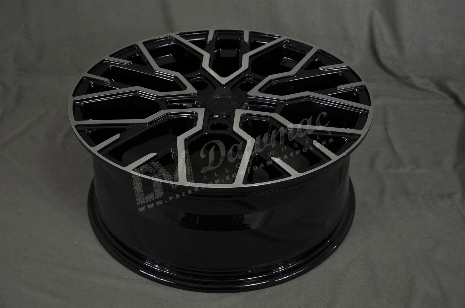 Velare VLR-T 18" 8J ET38 5x120 Diamond Black Polished Face - obrazek 5